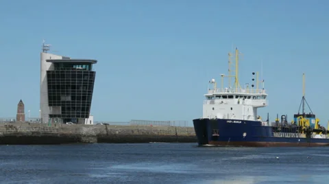 Boat entering Aberdeen Harbour Video stock 31237279