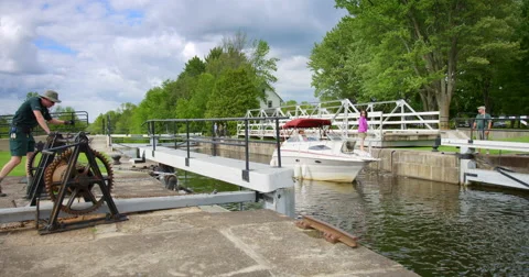 Boat Exits The Ottawa Locks Vidéo 64052392