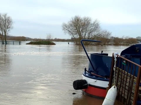 Boat Fast Flowing Flooded River Trent in Beeston, Nottingham 스톡 동영상 262147283