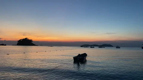 Boat float on sea, magic hour, Tioman Island, Malaysia, South East Asia 스톡 동영상 245632012