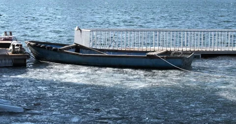 Boat floating on ice Video stock 229909520