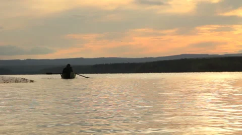 The boat is floating in the lake Video stock 37192398