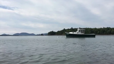 Boat floating in Maine Stockbeeldmateriaal 82176001