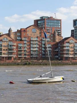 Boat floating on the River Thames Foto stock