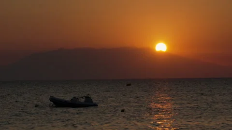 A boat is floating in the sea at sunset 库存影片 319394163