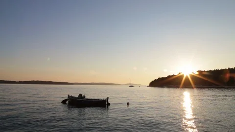 Boat floating at sunset Vídeos de archivo 107070421