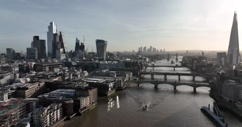 Boat floating on Thames river, bridges connecting both banks 스톡 동영상 170913521