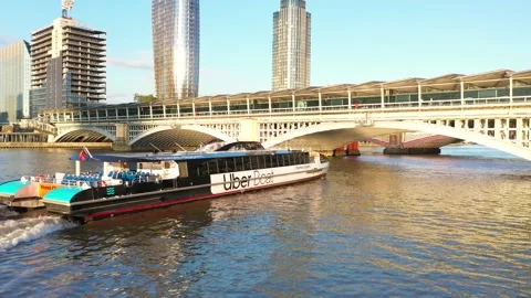 Boat floating on Thames river under Blackfriars Railway Bridge 스톡 동영상 157444030