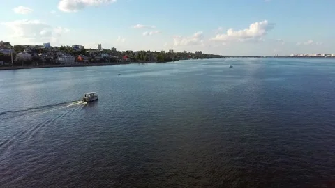 Boat floating on the water against the backdrop of the metropolis Vidéo 135612190