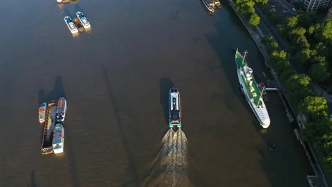 Boat floating on water surface, Thames river flowing through city Stock-Footage 157444415