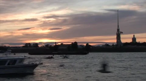 The boat floats on the river in the evening Vídeos de archivo 52596684