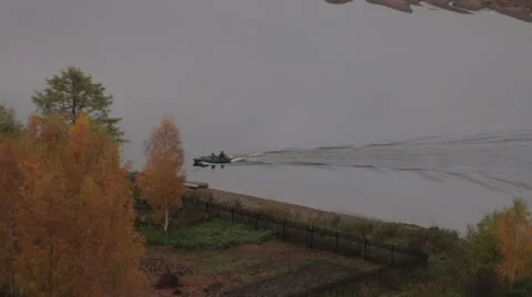The boat floats on the river 動画素材 55553439