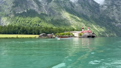 Boat in front of St. Bartholomew stop. Panoramic view of Konigssee Lake. Germany 库存影片 337881910