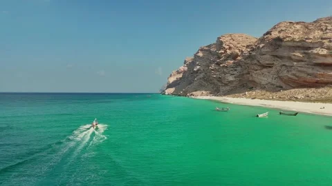 Boat glides over clear turquoise water from above. Video stock 322019682