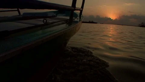 Boat gliding towards the sun 動画素材 69767792