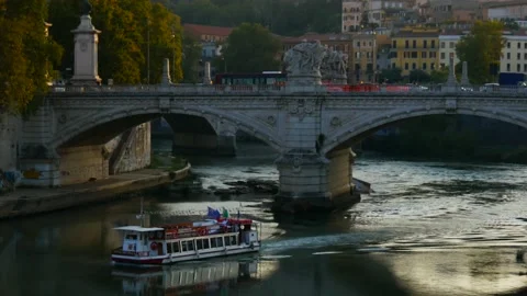 Boat goes under Bridge on Tiber River in City of Rome Italy close to Vatican Vídeo Stock 135885802