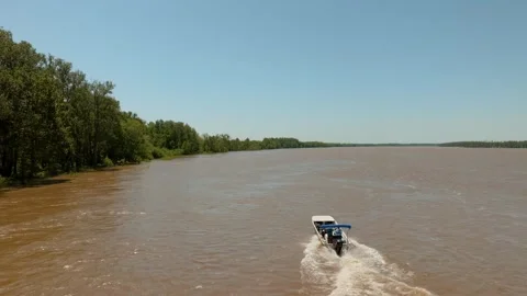 Boat Going down the Mississippi River Near Natchez, Mississippi Stockbeeldmateriaal 279942113