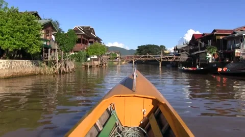 Boat going through floating village at Inle Lake - Myanmar 库存影片 46086962