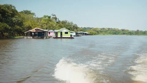 Boat at high speed amazon river with floating houses Vídeo Stock 164047211