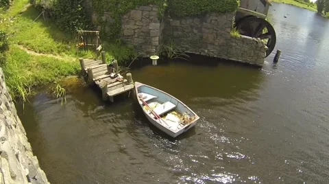 Boat at hobbiton lake Vídeos de archivo 48223011