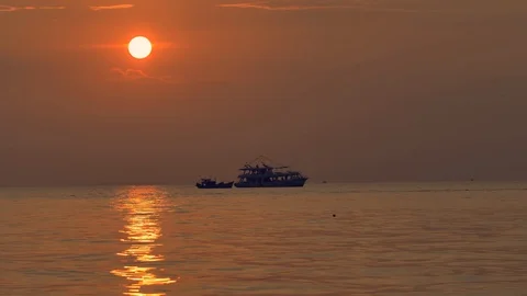 Boat on a horizon, Romantic sunset at seaside. Vidéo 123736159