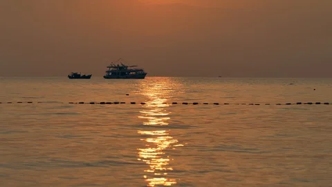 Boat on a horizon, Romantic sunset at seaside. Vidéo 123736360
