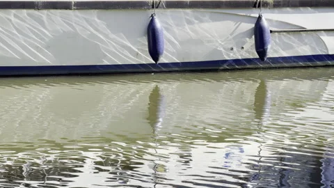 Boat hull water reflection light detail Vídeos de archivo 335775035
