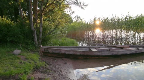 Boat on lake Stockbeeldmateriaal 40176357