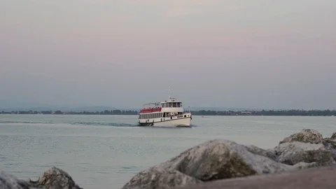 Boat on the Lake Garda 库存影片 93554880
