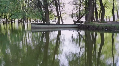 The boat on the lake is reflected in the water 库存影片 76611665