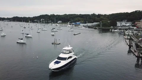 Boat leaving dock in hamptons Vídeos de archivo 106178606
