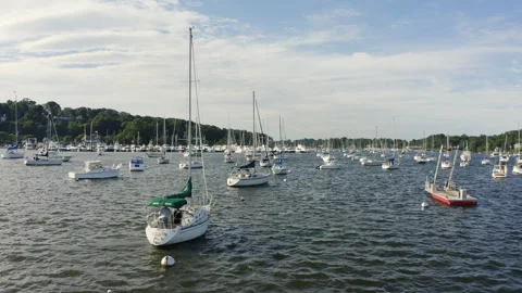 Boat leaving the Hamptons Vídeos de archivo 252697471