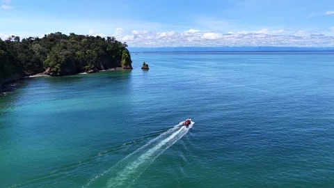 Boat leaving wake in the Pacific Ocean, Buenaventura Colombia 스톡 동영상 332687944