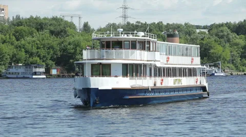 Boat makes slow turn Stock Footage 35663942