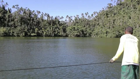 Boat man in lake pulling the rope Vídeo Stock 79276022
