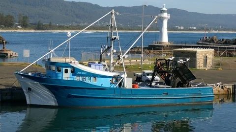 Boat in marina Stockbeeldmateriaal 104405638