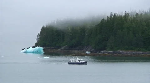 Boat on mist filled Tracy Arm fjord in Alaska Vidéo 50433787