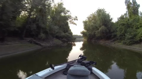 The boat moves through the channel Vidéo 56259683
