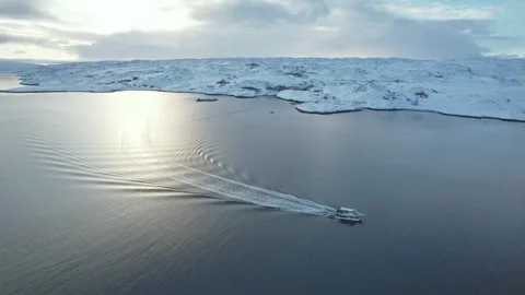 Boat Moves. Vessel Glides On Ice. Small Boat Cuts Through Icy Water With 库存影片 339618324