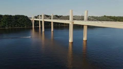 Boat moving beneath the new St. Croix Crossing near Stillwater, MN. Stockbeeldmateriaal 142863879