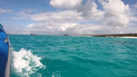 A boat is moving forward on a turquoise and paradisiac beach of the Vídeo Stock 143684998