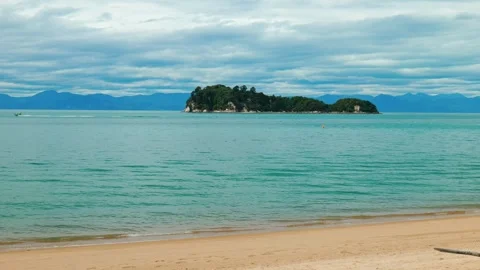 Boat moving in front of Island in the Abel Tasman National Park Stock Footage 260367159