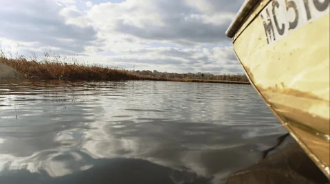 Boat moving slowly through a marsh Vidéo 48872670