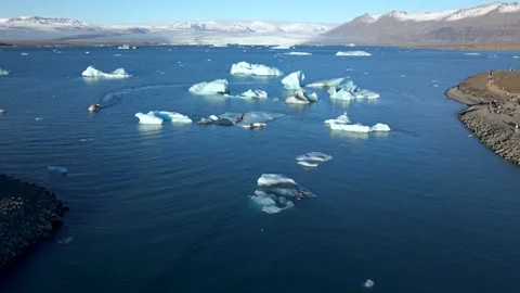 Boat Moving Through Floating Icebergs In Jokulsarlon Glacial Lagoon In Iceland 库存影片 331026284