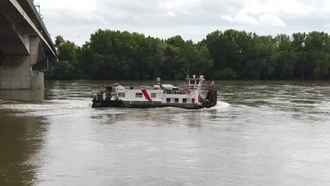 Boat moving upstream in slow motion Video stock 154500113