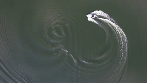 Boat navigating in circles drone view. Vídeos de archivo 169406485