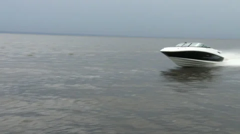 Boat navigating fast on a lake Video stock 39831136