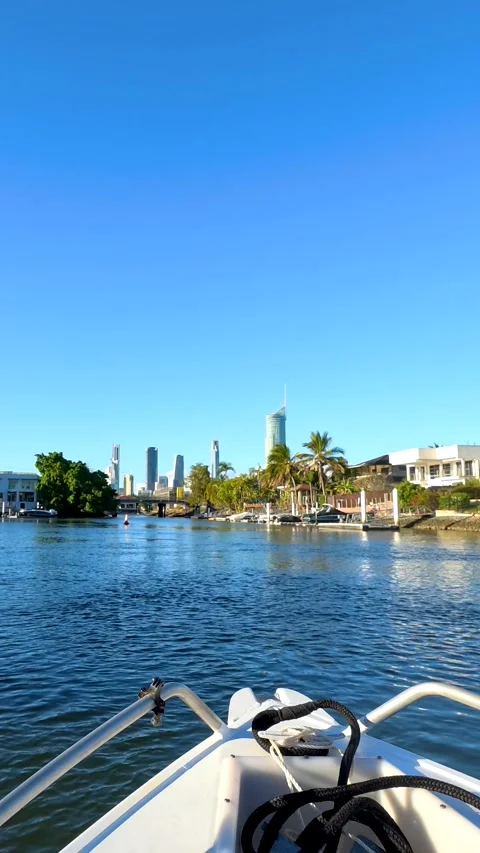 Boat Navigating River Toward Surfers Paradise Skyline on Gold Coast Vídeo Stock 347107015