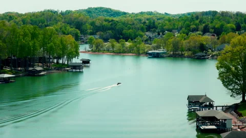 Boat Navigating Through Serene Lakefront Community Tellico Village, Tennessee Vidéo 336850568