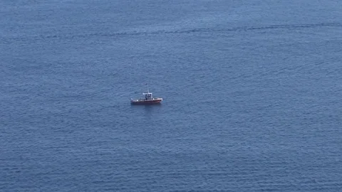 Boat in Ocean Moving to the Right of Frame 動画素材 76001524